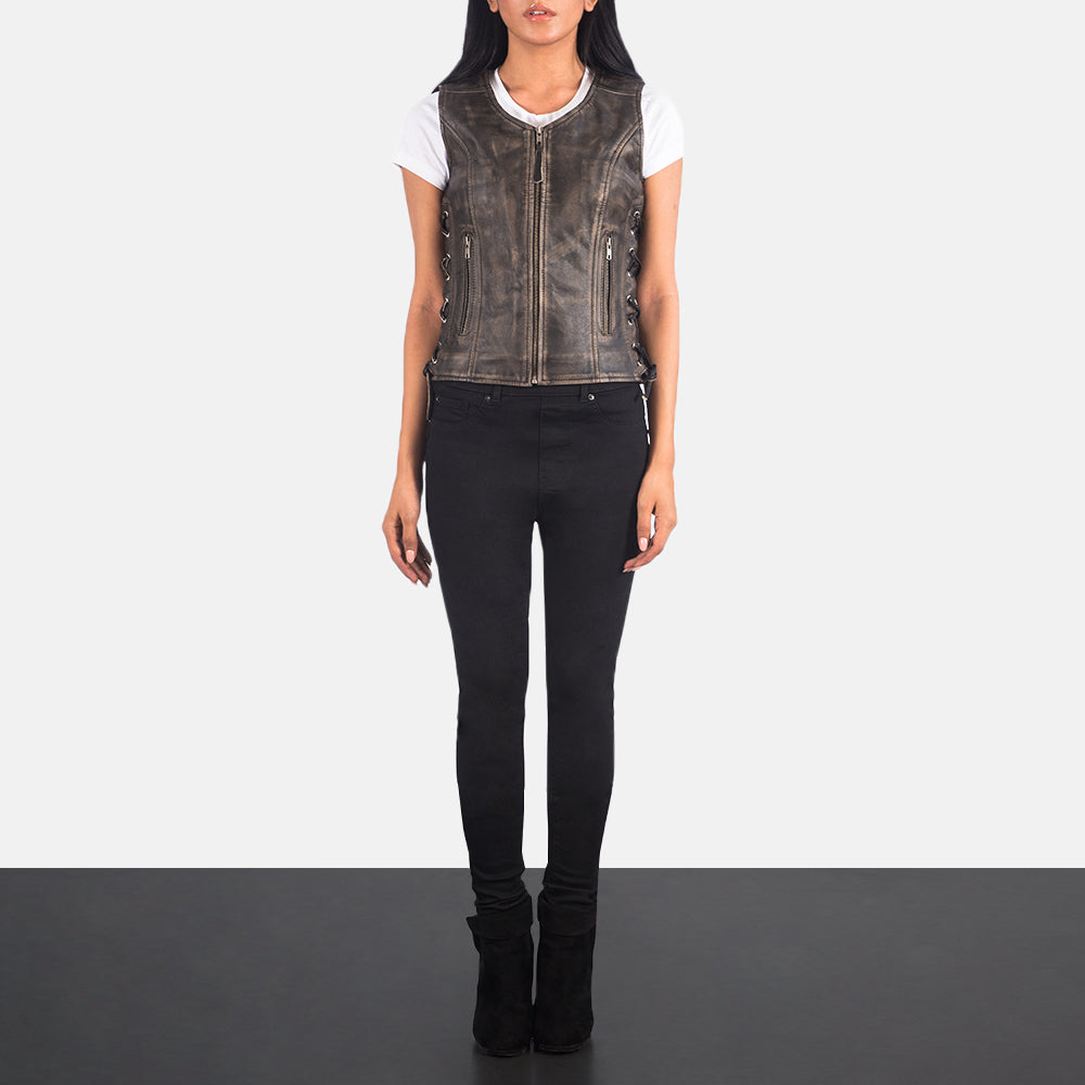 
Vanda Marrone Invecchiato Leather Biker Vest da Donna - Vista laterale che mostra il taglio ergonomico delle maniche