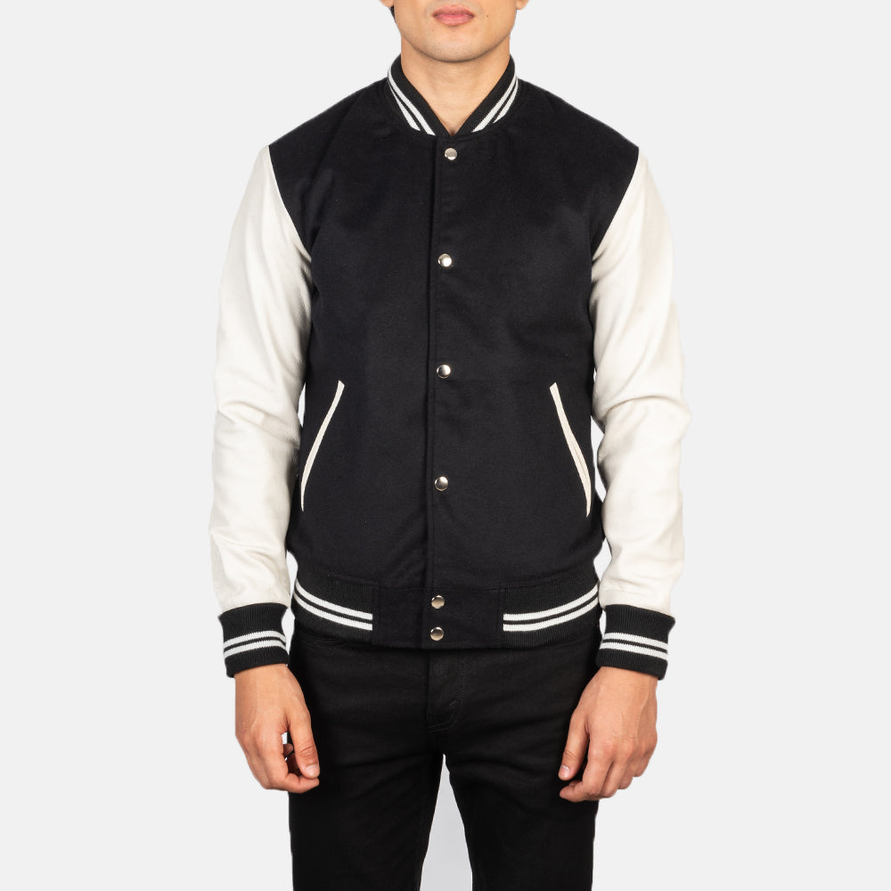 Dettaglio ravvicinato of Varsity &amp; Snap Buttons Hardware on Men's Vaxton Nero &amp; Bianco Hybrid Varsity Giacca in Pelle da Uomo