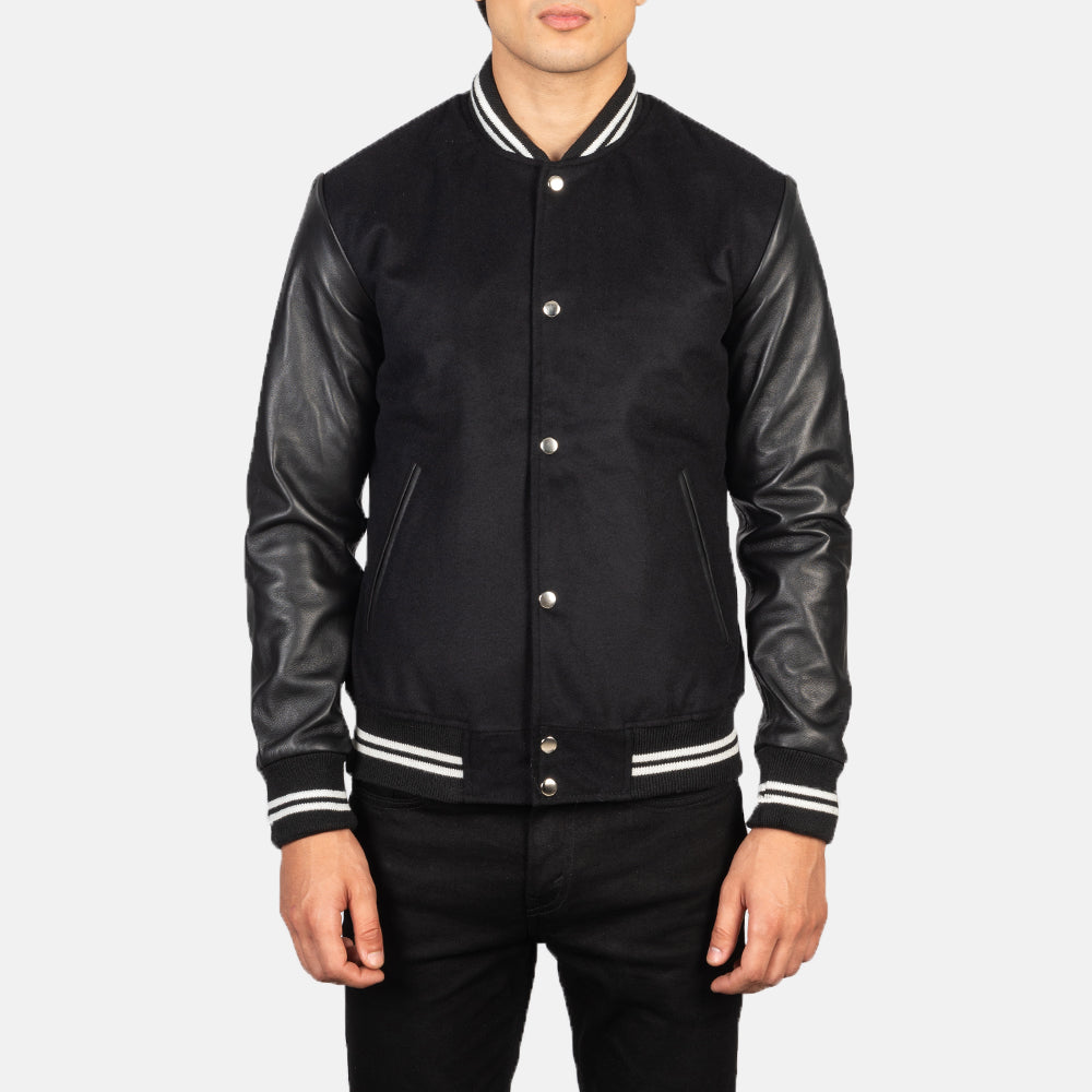 Dettaglio ravvicinato of Varsity &amp; Snap Buttons Hardware on Men's Vaxton Nero Striped Hybrid Varsity Giacca in Pelle da Uomo