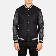 Dettaglio ravvicinato of Varsity &amp; Snap Buttons Hardware on Men's Vaxton Nero Striped Hybrid Varsity Giacca in Pelle da Uomo