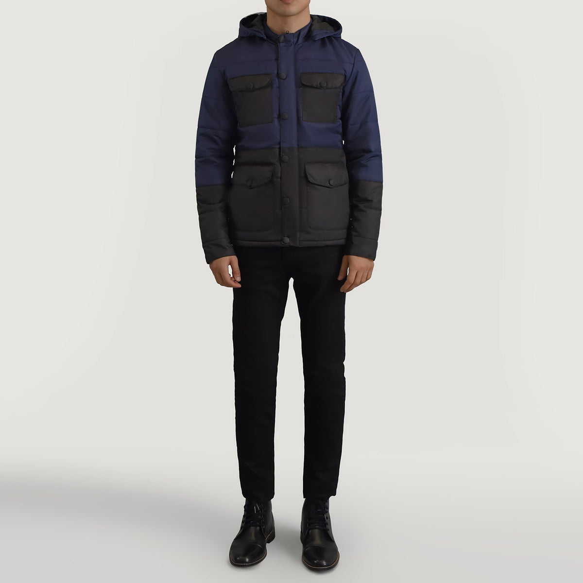 
Wayne Nero & Blu Hooded Puffer Giacca in Pelle da Uomo - Vista laterale che mostra il taglio ergonomico delle maniche