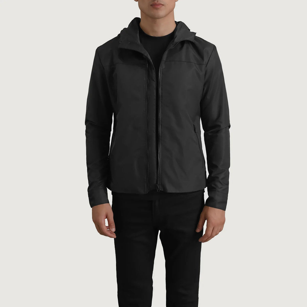 
Wesley Nero Hooded Windbreaker Giacca in Pelle da Uomo in vera pelle bovina nera - Vista frontale e silhouette sartoriale | Acquista online