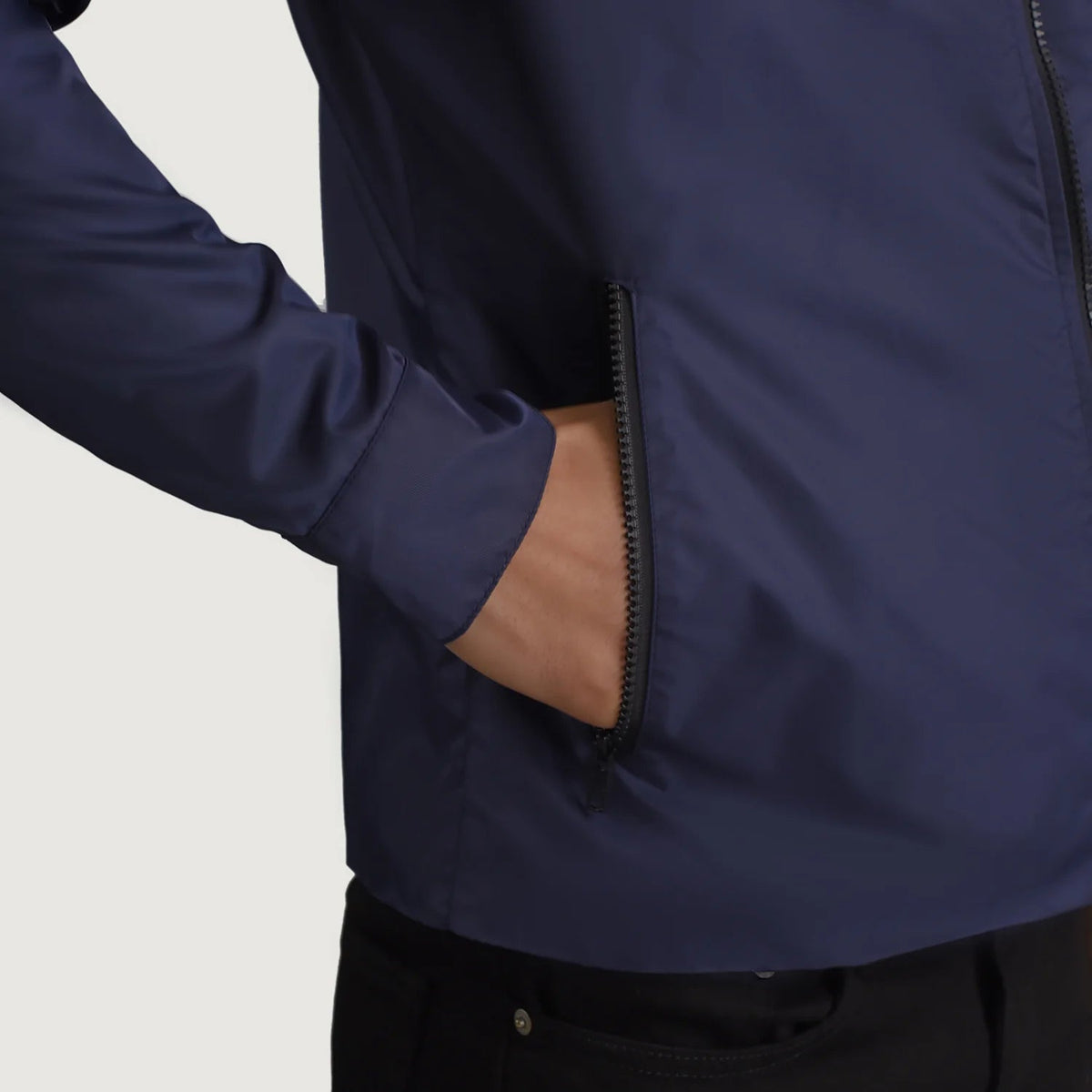
Vista interna Showing Quilted Viscose Lining & Due tasche interne funzionali