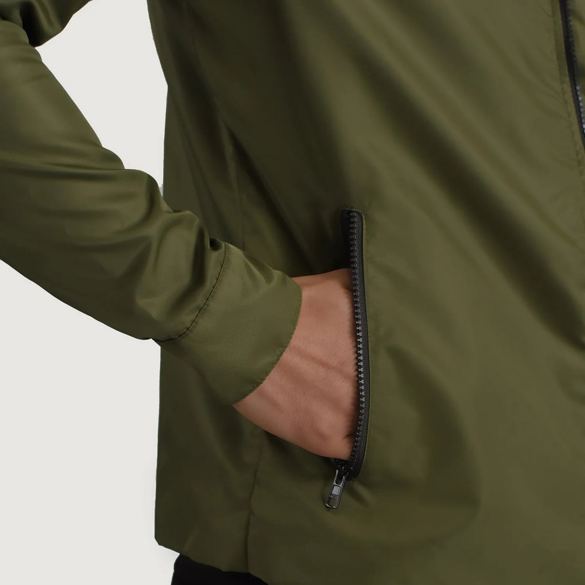 
Vista interna Showing Quilted Viscose Lining & Due tasche interne funzionali