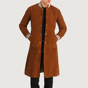 Wilde Marrone Suede Varsity Cappotto in Pelle da Uomo in Tan Bown Goatskin Suede - Vista frontale e linea su misura | Acquista online