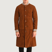 Dettaglio ravvicinato of Varsity collar &amp; Snap Button button Hardware on Wilde Marrone Suede Varsity Cappotto in Pelle da Uomo