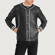 Dettaglio ravvicinato of Collarless &amp; Snap Button Buttons Hardware on Willis Black Leather Varsity Jacket