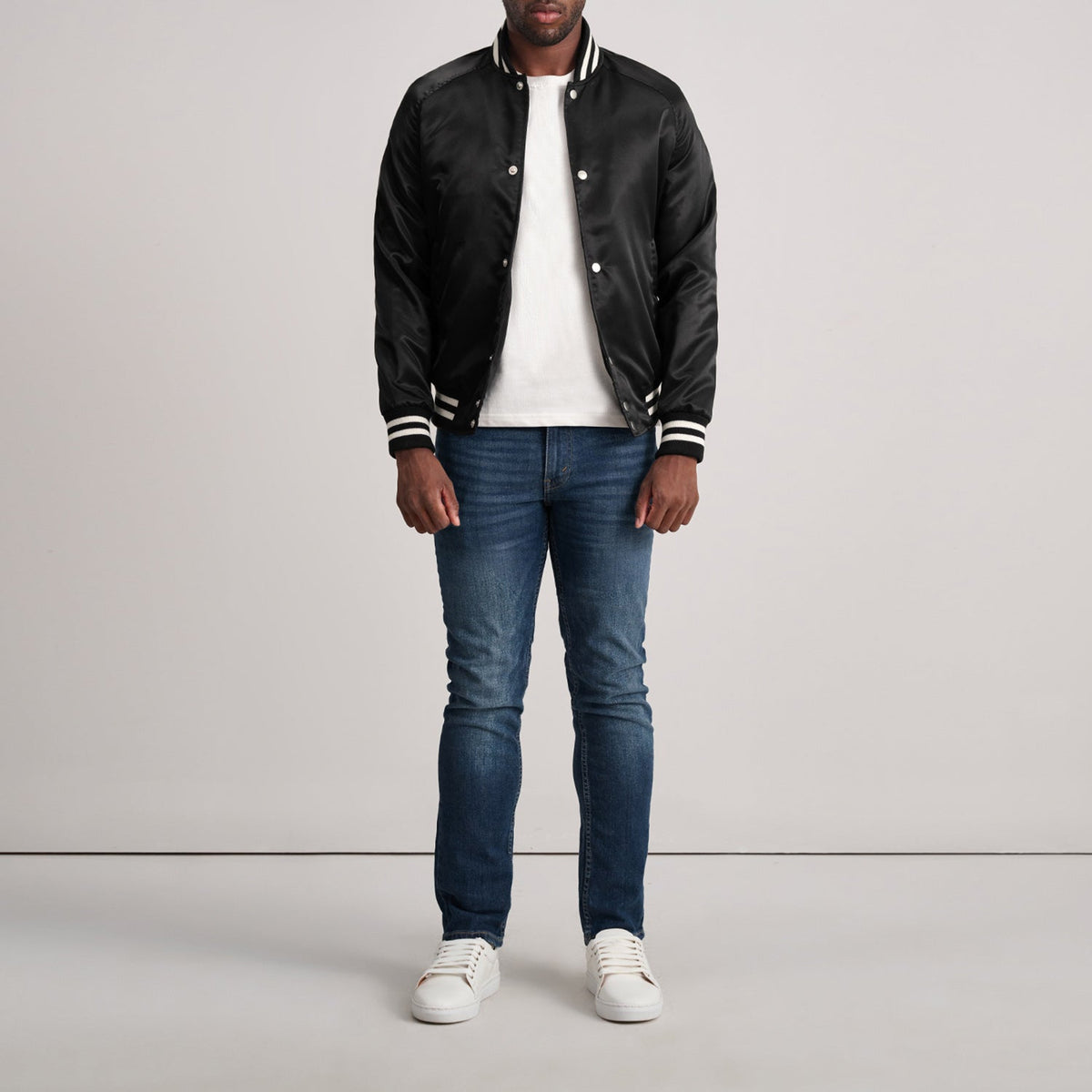Dettaglio ravvicinato of Varsity &amp; Button Hardware on Xander Nero Varsity Giacca in Pelle da Uomo