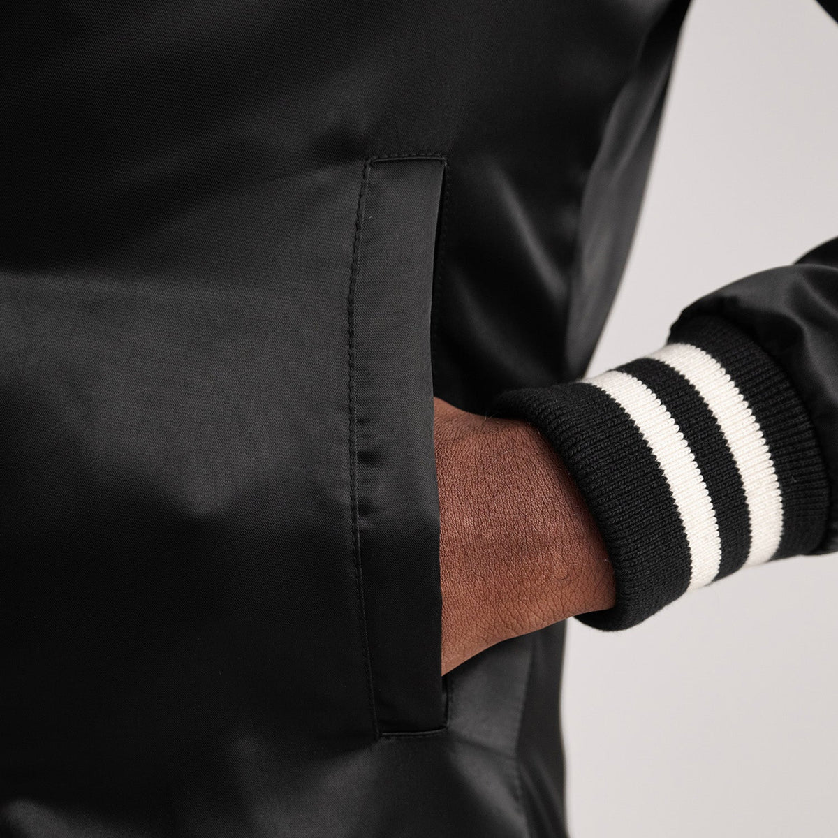 Vista interna Showing Quilted Polyester Lining &amp; Dual Inside Utility Storage Pockets
