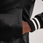 Vista interna Showing Quilted Polyester Lining &amp; Dual Inside Utility Storage Pockets
