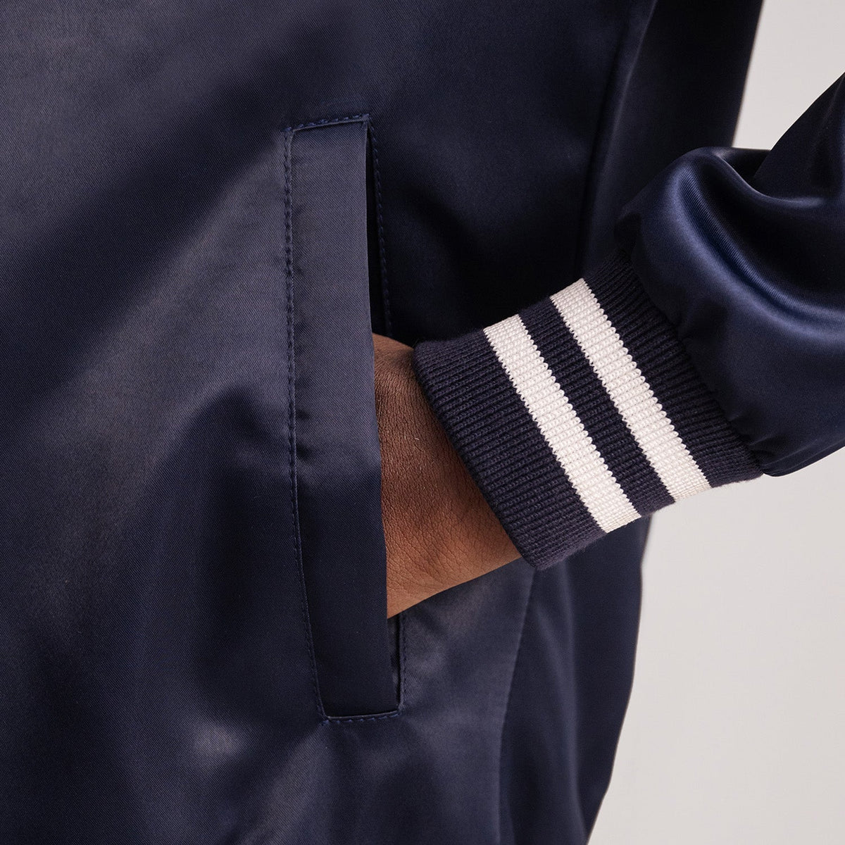 Vista interna Showing Quilted Polyester Lining &amp; Dual Inside Utility Storage Pockets