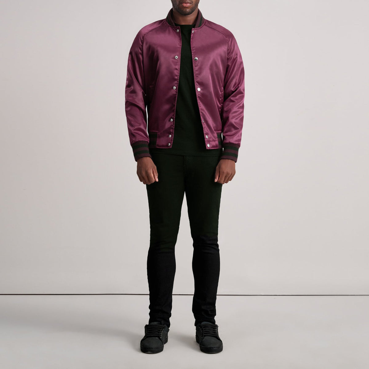 Dettaglio ravvicinato of Varsity &amp; Button Hardware on Xander Bordeaux Varsity Giacca in Pelle da Uomo