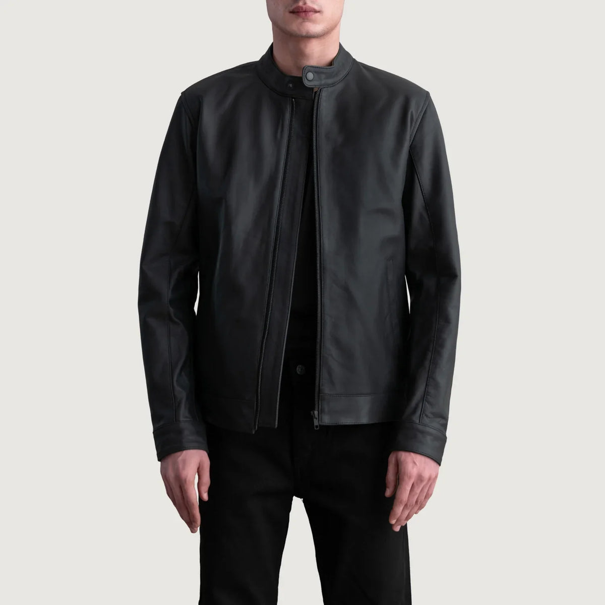 
Zen Matte Nero Giacca Biker in Pelle da Uomo in Matte Black Cowhide Leather - Vista frontale e silhouette sartoriale | Acquista online