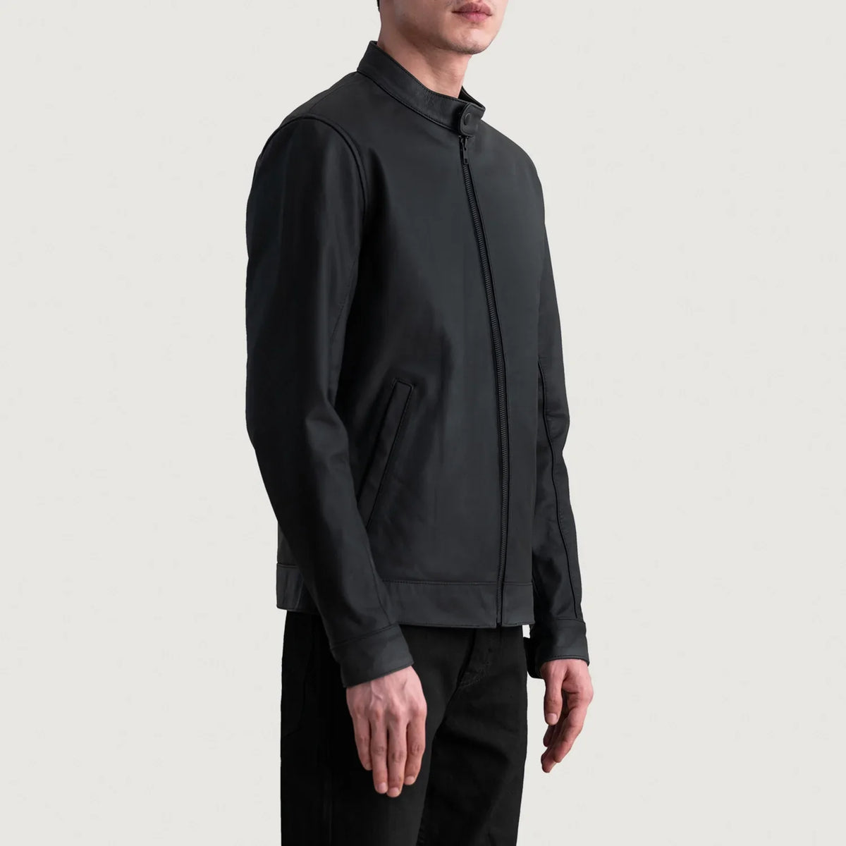 
Matte Black Cowhide Leather Biker Jacket - Vista posteriore con spalle definite e orlo pulito