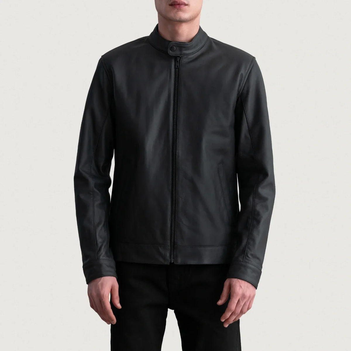 
Zen Matte Nero Giacca Biker in Pelle da Uomo - Vista laterale che mostra il taglio ergonomico delle maniche